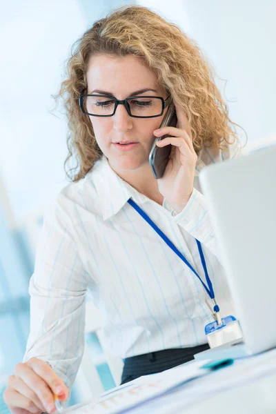 Geschäftsfrau bei der Arbeit — Stockfoto