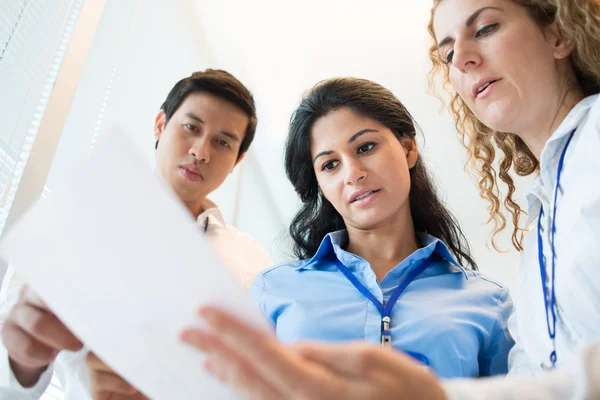 Reading document — Stock Photo, Image