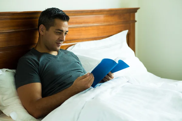 Reading in bed — Stock Photo, Image