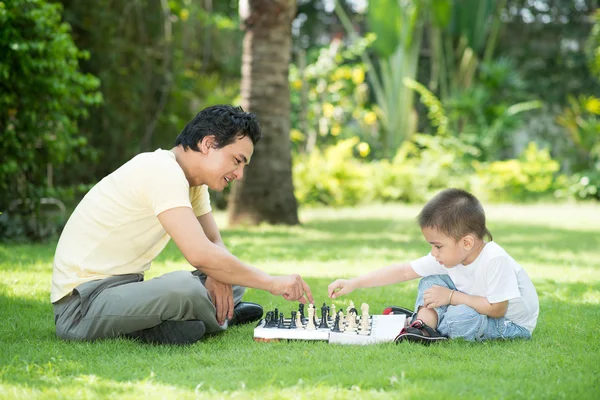 Играть в шахматы с папой — стоковое фото