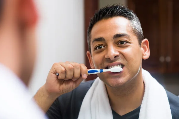 Cepillarse los dientes — Foto de Stock