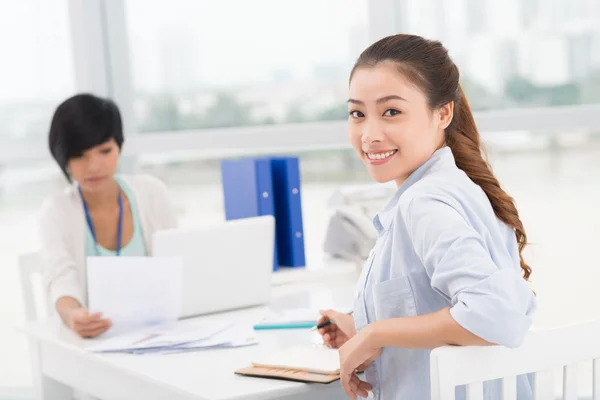 Lavorare in ufficio — Foto Stock