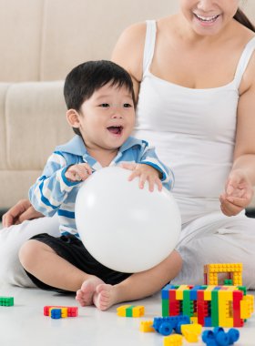 neşeli küçük çocuk