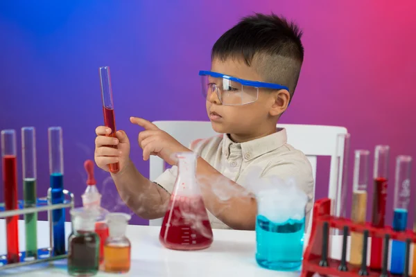 Concentração na química — Fotografia de Stock