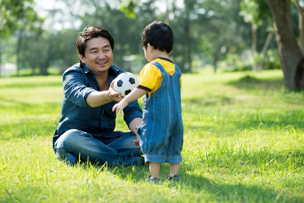 Babası ile oynama — Stok fotoğraf