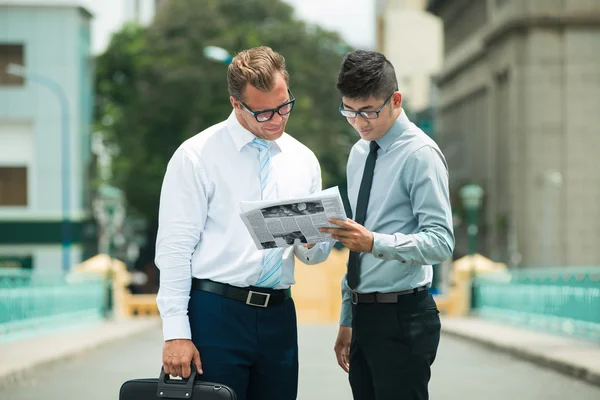 Las u het laatste nieuws? — Stockfoto