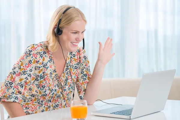 Mujer joven mostrando gesto de saludo — Foto de Stock