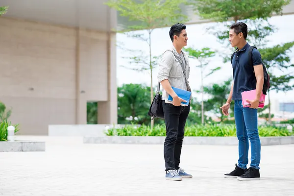 Studenten praten — Stockfoto