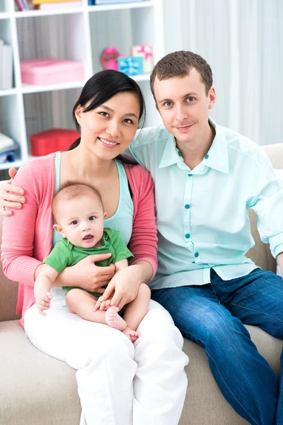 Liebenswerte Familie — Stockfoto