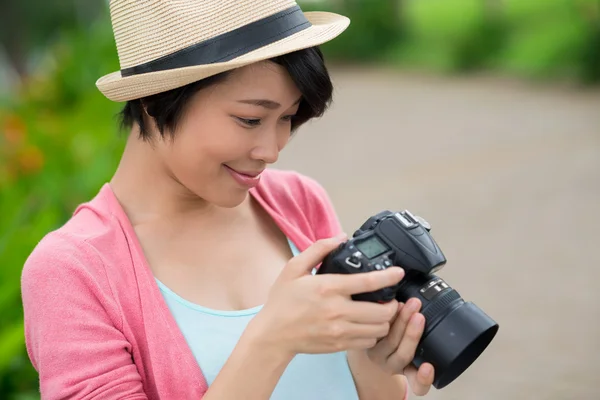 Kijkend naar de foto 's — Stockfoto