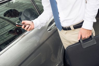 Arabanın yakınında