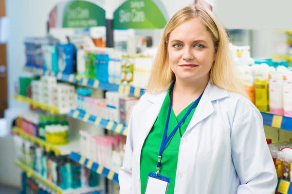 Joven farmacéutico —  Fotos de Stock