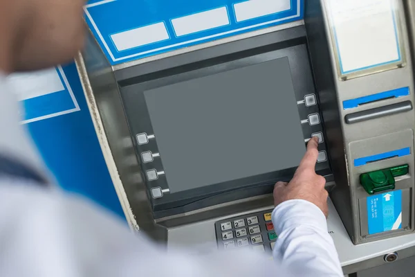 ATM klawiatury naciskając — Zdjęcie stockowe