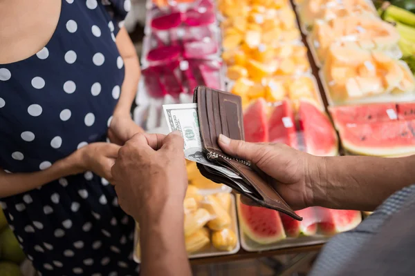 Paying for fruits — Stock Photo, Image