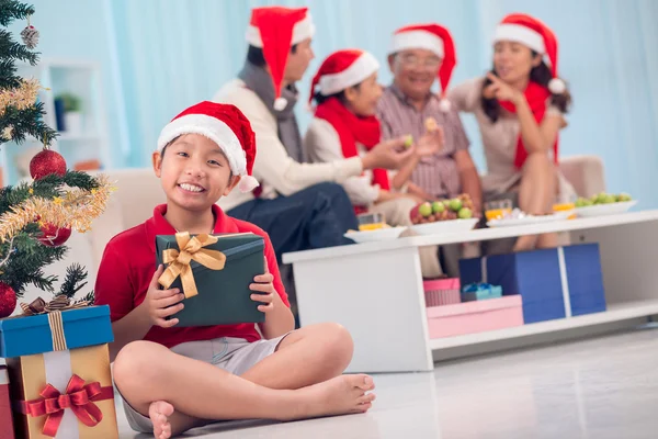 Ragazzo con regalo — Foto Stock