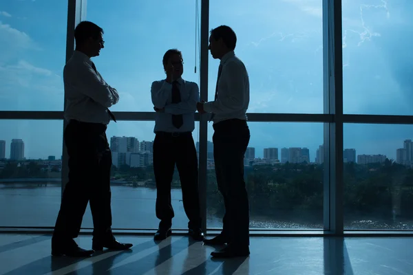 Homens de negócios comunicando — Fotografia de Stock