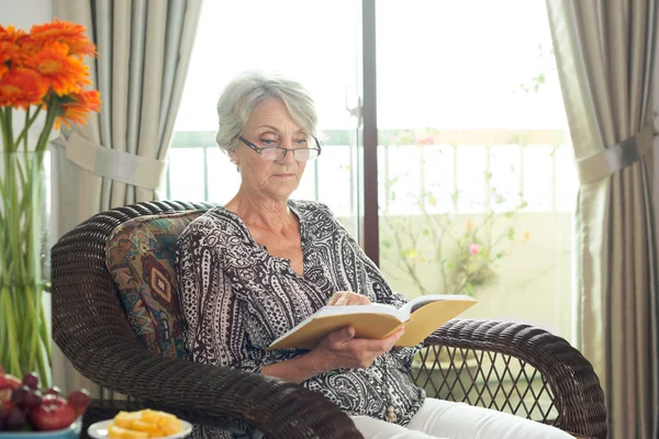 Elegant reader — Stock Photo, Image