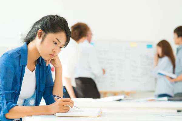 Nadenkend student — Stockfoto