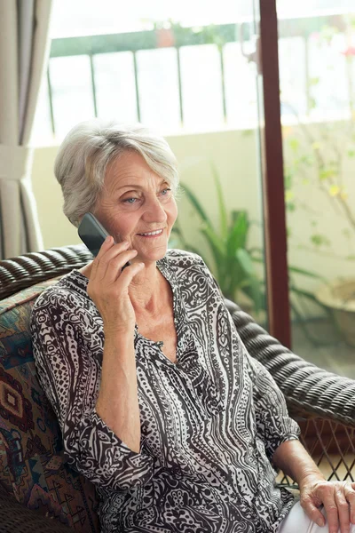 Puhelu eläkkeensaajalta — kuvapankkivalokuva