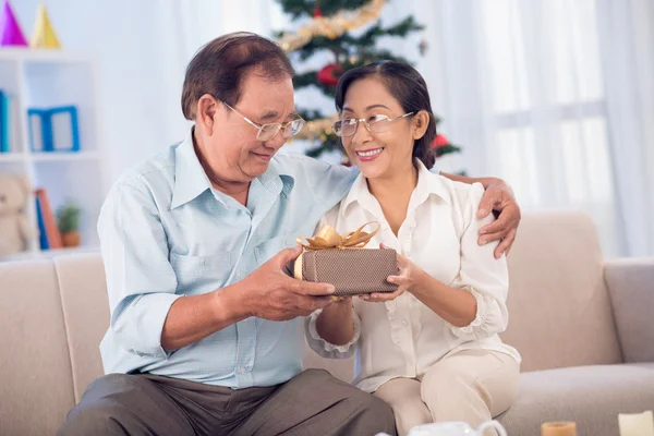 Presente para marido — Fotografia de Stock