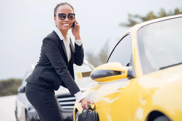 Geschäftsfrau und ihr Auto — Stockfoto