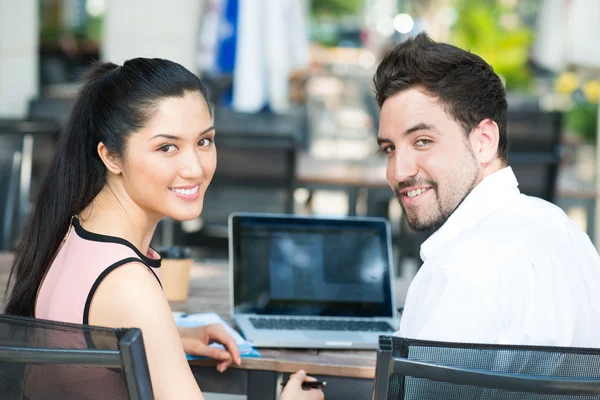 La creación de redes en un café — Foto de Stock