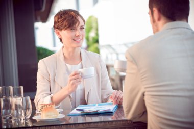 iş öğle yemeğinde