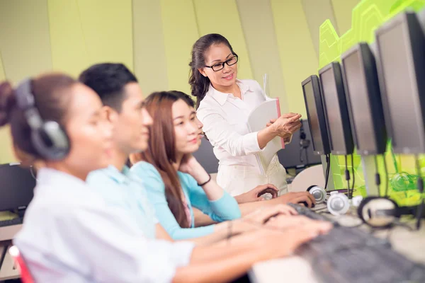 En la clase de informática — Foto de Stock