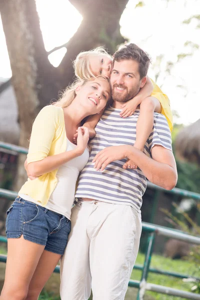 Famiglia felice nel parco — Foto Stock