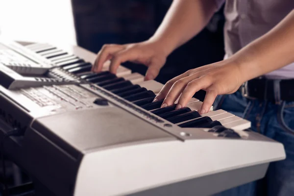 Tocando el piano — Foto de Stock