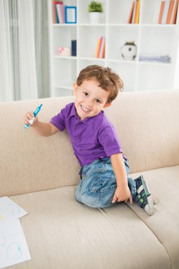 gülümseyen ve kameraya bakarak komik tot