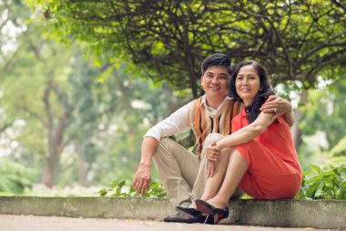 Parktaki yaşlı çift.