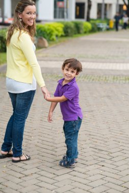Smiley anne ve oğlu sokakta