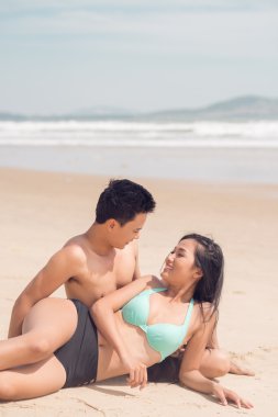 bir kumsalda genç Çift