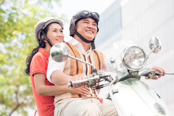 Senioren rijden een scooter — Stockfoto