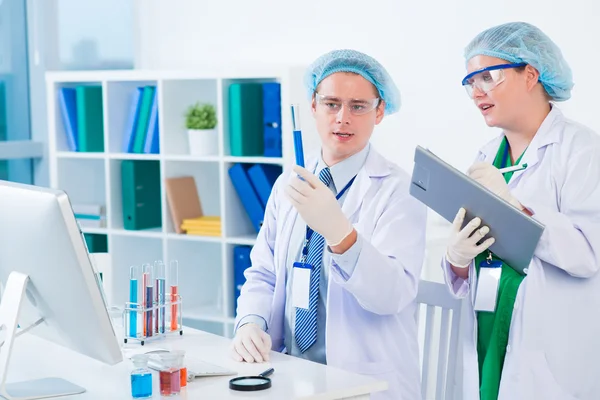 Jovens pesquisadores em laboratório — Fotografia de Stock