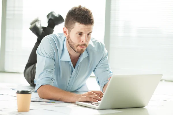 Jonge zakenman werken — Stockfoto