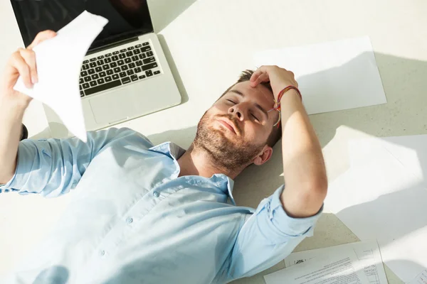 Empresario cansado de trabajar — Foto de Stock