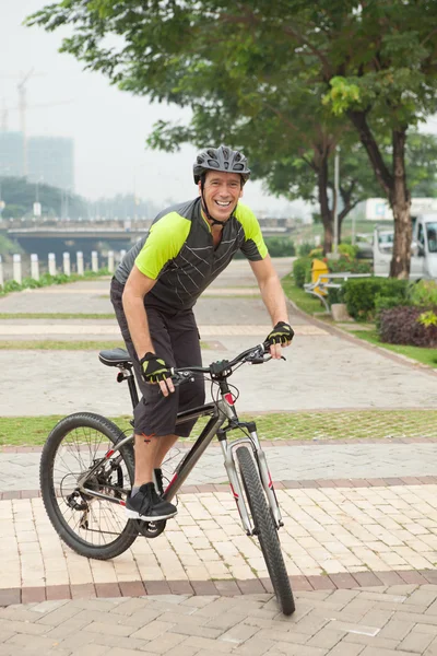 그의 자전거에 전문 자전거 — 스톡 사진