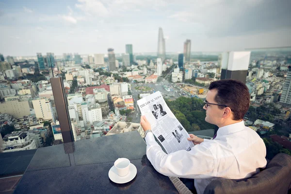 Empresário lendo o jornal — Fotografia de Stock