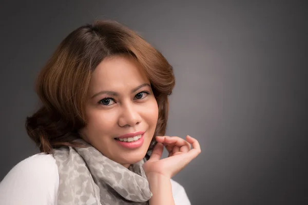 Woman over a grey background — Stock Photo, Image