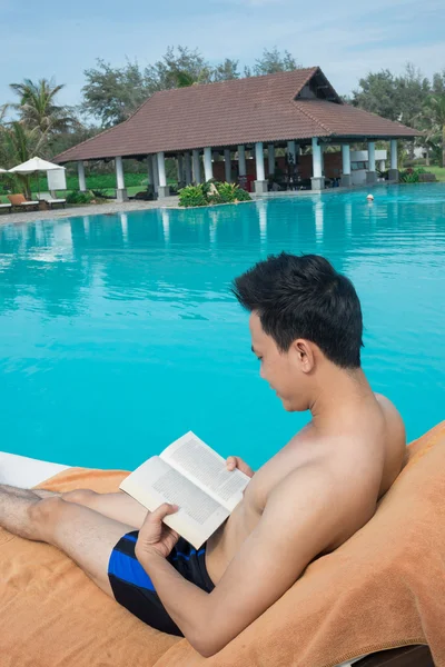 Hombre mintiendo leyendo un libro —  Fotos de Stock