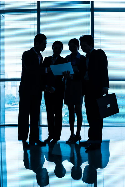 Equipe de negócios discutindo a estratégia — Fotografia de Stock