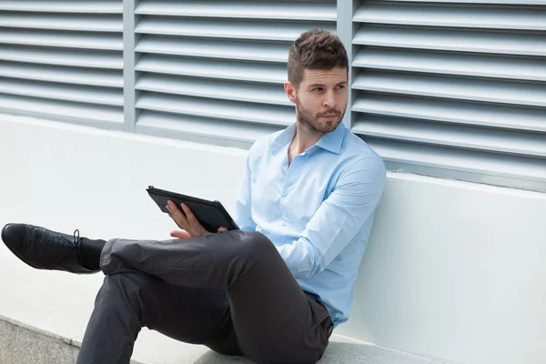 Empresário segurando um tablet digital — Fotografia de Stock