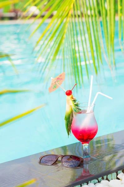 Tropisk cocktail nära poolen — Stockfoto