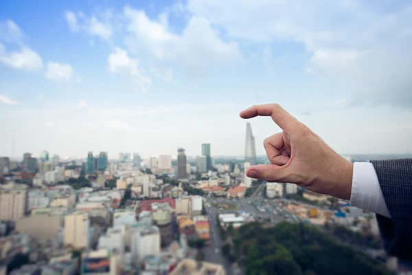 Empresario haciendo un marco de mano de un edificio —  Fotos de Stock