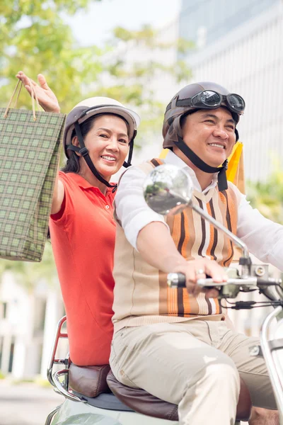 Woman with a shopping bag posing — Stock Photo, Image