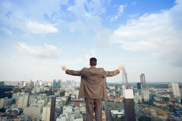 Businessman standing on the roof — Stock Photo, Image