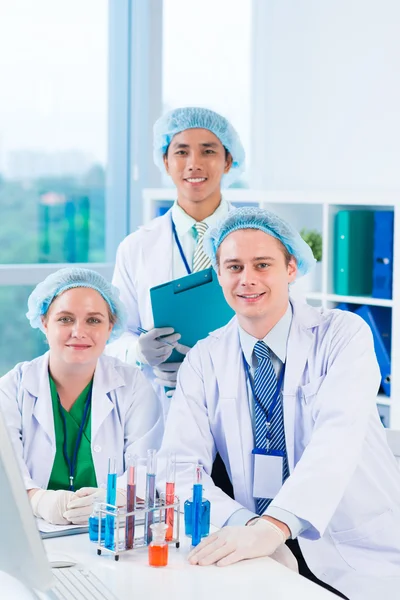 Médicos haciendo un análisis de rayos X — Foto de Stock