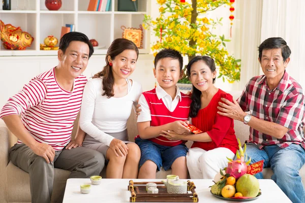 Famiglia asiatica che celebra il capodanno cinese — Foto Stock